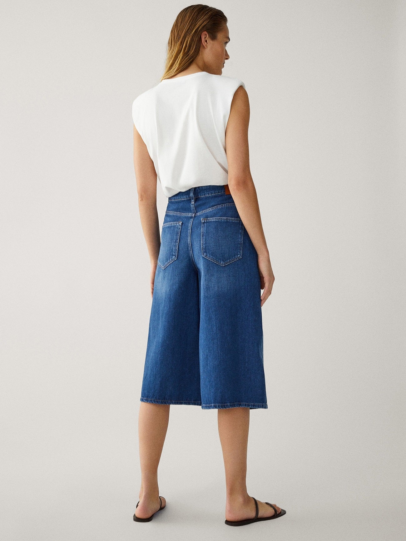 Nos nos hemos podido resistir a estos vaqueros en versión bermuda que propone la nueva colección de Massimo Dutti. Son frescos para verano y cómodos para estar en casa. Un híbrido perfecto. (29,95 euros).