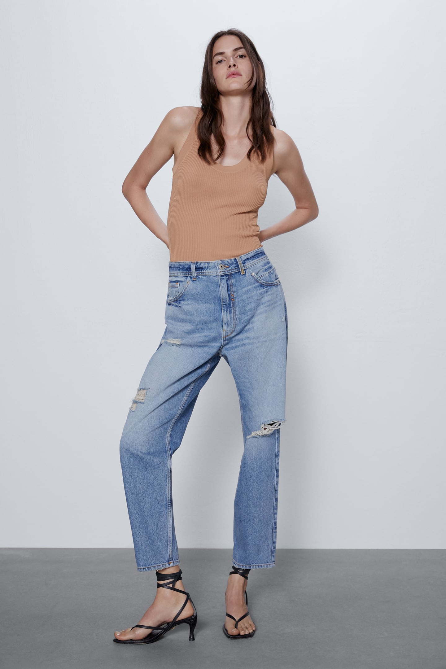 Jeans de tiro medio relaxed con rotos. Ideales para completar un look desenfadado pero con mucho estilo. (12,99 euros).