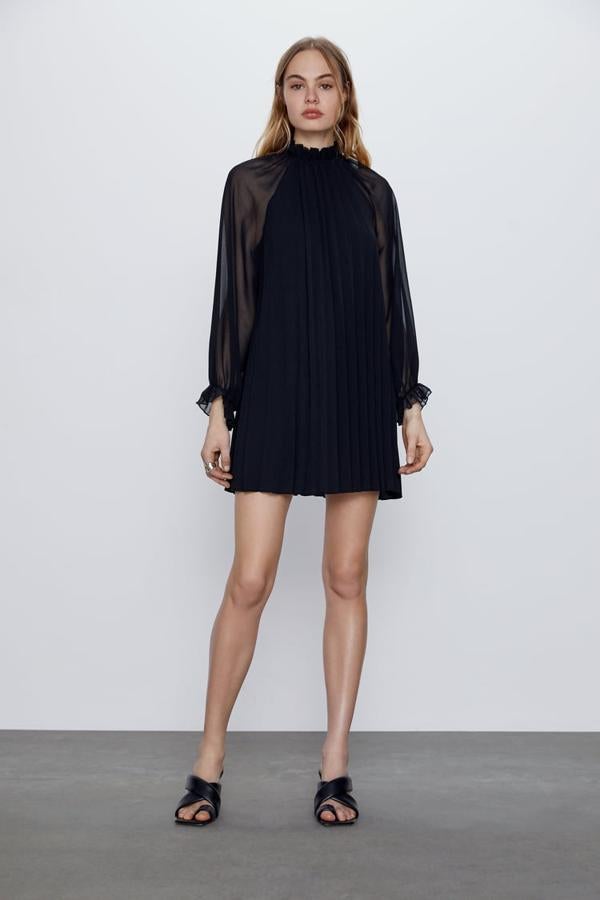 Mini vestido negro con mangas trasparentes, de Zara, (15,99 euros).