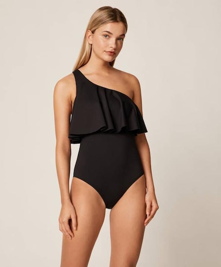 Bañador negro con un volante en la zona del pecho y un tirante, de Oysho, (35,99 euros).