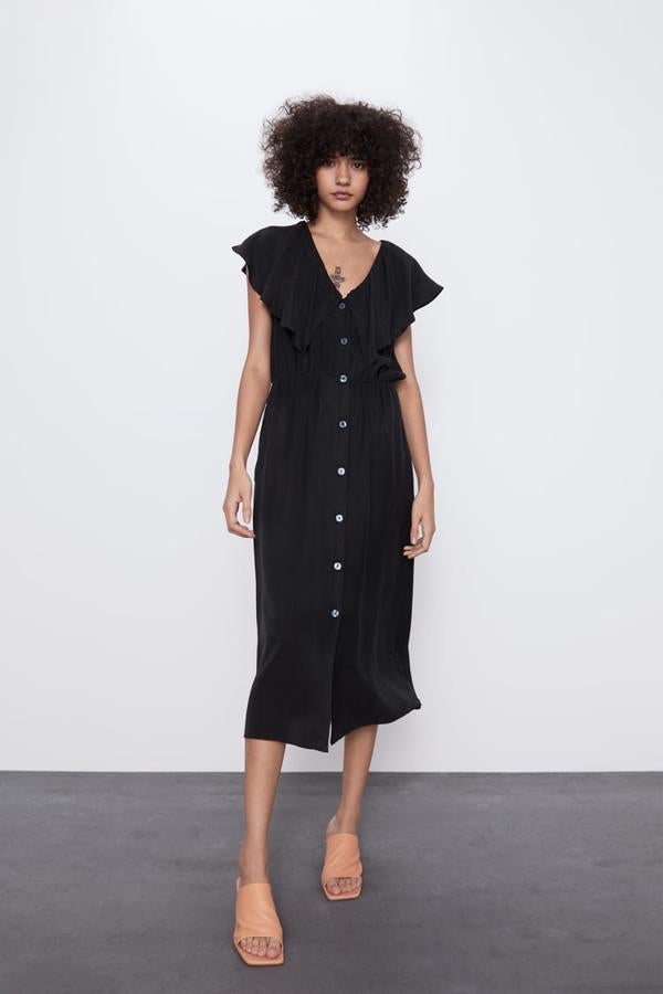 Vestido negro midi con botones y volantes en las mangas, de Zara, (29,95 euros).