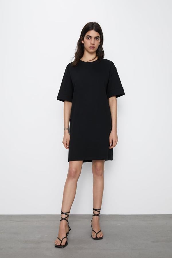 Mini vestido negro corto de manga corta, de Zara, (12,95 euros).