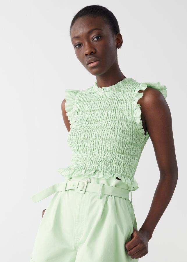 Top fruncido con volantes en los hombros de & Other Stories, (59 euros).