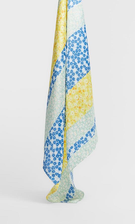 En tonos pastel y diseño de rayas horizontales, esta bandana de flores mini de Stradivarius costaba 5,99 euros y ahora 2,99 euros.