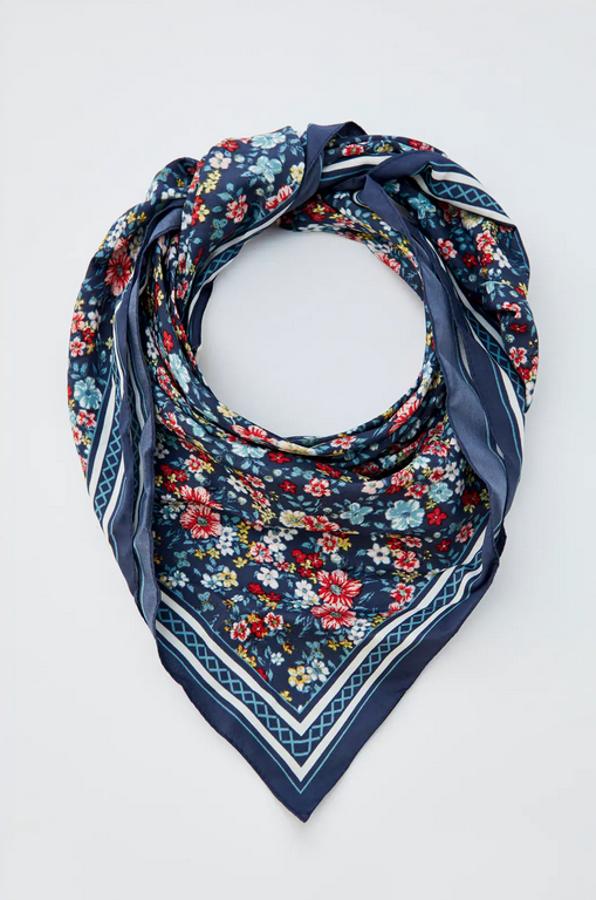 En azul oscuro con diseño geométrico y florido, este pañuelo de Pull&Bear cuesta 7,99 euros.