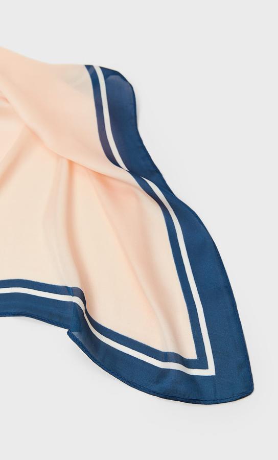 En rosa pastel con un par de ribetes azules, este pañuelo liso de Stradivarius costaba 9,99 euros y ahora podemos comprarlo por 4,99 euros. Ideal para darle un toque primaveral a tus estilismos más oscuros.