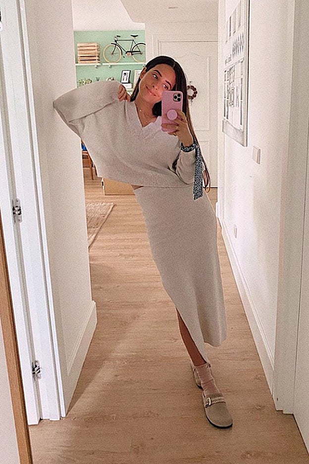 María Fernández Rubíes lleva el conjunto de punto color beis más versátil.