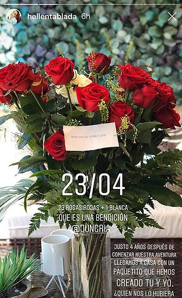 Esta es la imagen que Tablada compartía de las flores que le ha regalado su marido por su aniversario juntos.