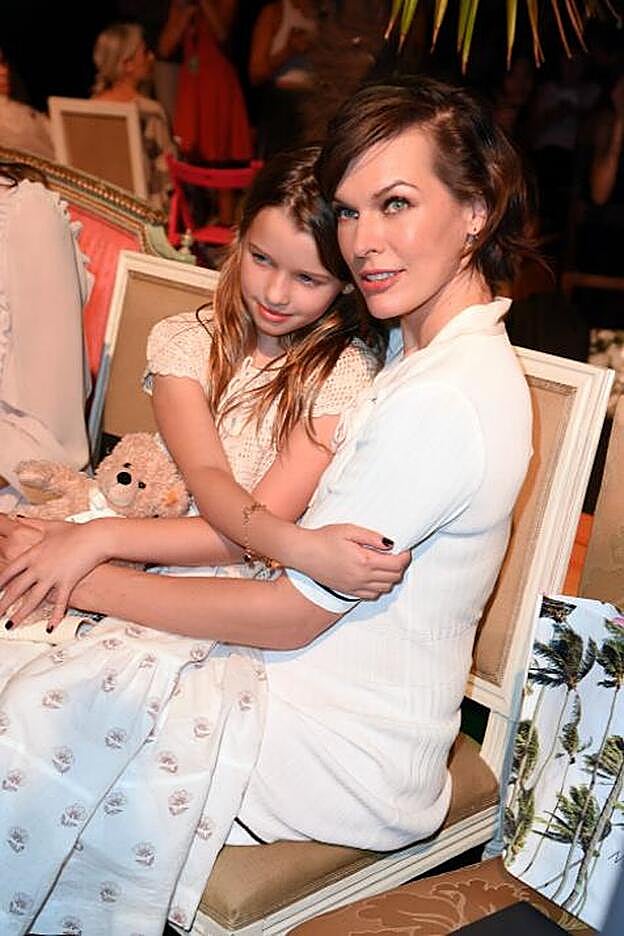 La joven actriz con su madre, la modelo Milla Jovovich.