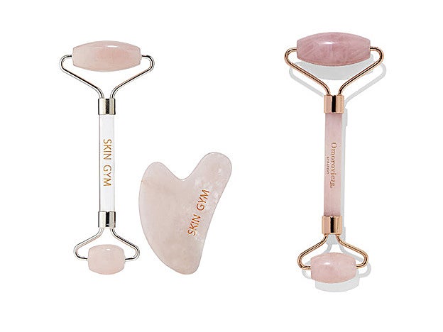 Cofre Gym Rostro, con gua sha y rodillo, de Skin Gym (59,95 €). The Rose Roller Quartz de Omorovicza (60 €).