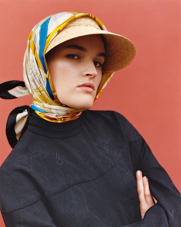 Un clásico de aire retro, sobre una gorra visera de paja.