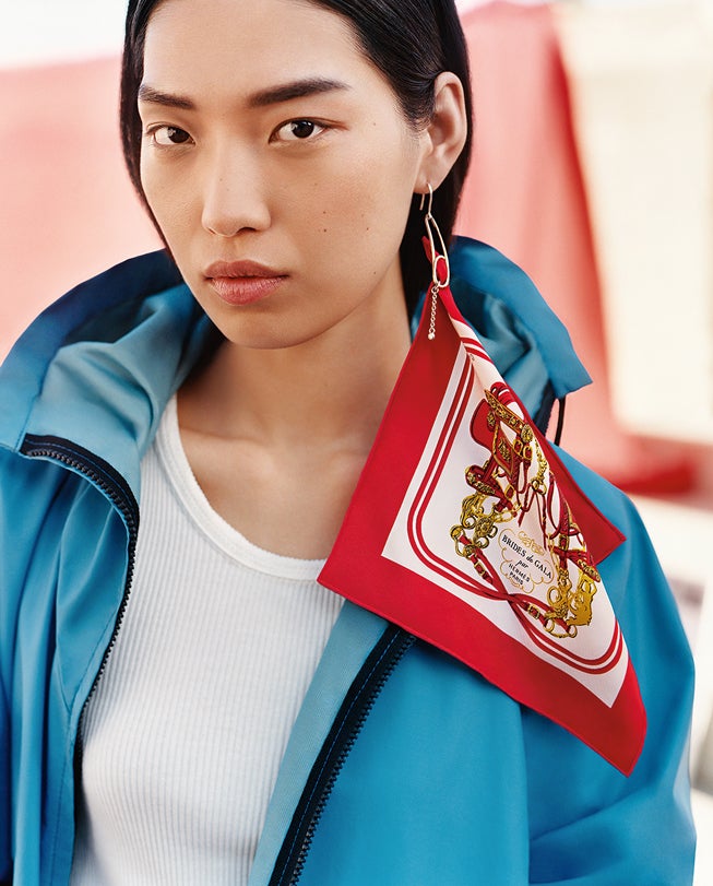 Pañuelo de bolsillo enganchado a un pendiente, de Hermès.