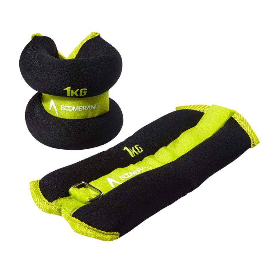 Si quieres añadir un poquito de intensidad a tus entrenamientos y ejercicios, ¿qué te parece hacerte con unos  lastres para tobillos y muñecas ? (El Corte Inglés/9,95 euros).