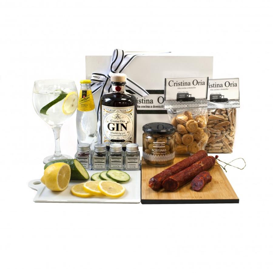 ¡Llega la hora del gin-tonic! Ahora en cuarentena todos los días parecen domingo, por eso, ¿qué mejor que disfrutar de uno de los cócteles más famosos? Este pack de Cristina Oria es perfecto. Está disponible en su web y contiene:-Gin artesana CO-Tónica schweppes-Aceituna pico limón-Galletas rellenas de queso de cabra-Fuet CO-Pan pico rústico-Pack especias (pimienta rosa, hibiscus, cardamomo, bayas de enebro)-Pepino y limón