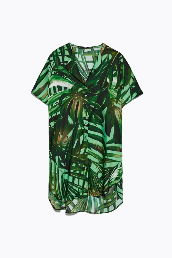 En un vistoso verde que nos traslada a los parajes más paradisíacos, esta propuesta de Zara en diseño largo y escote de pico tiene el bajo asimétrico y cuesta 25,95 euros. Está disponible entre las tallas XS y L.