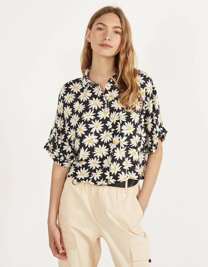 En Bershka hemos encontrado este bonito diseño cropped en color negro con diseño de vistosas margaritas. Y esperamos que regrese pronto, porque se ha agotado en todas las tallas. Cuesta 15,99 euros.