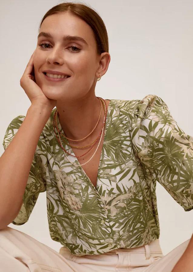 En Mango también han apostado por el diseño tropical y esta camisa de Mango en tejido fluido, con cuello de pico y manga corta es una buena prueba de ello. Cuesta 25,99 euros y está disponible entre las tallas XS y XL.