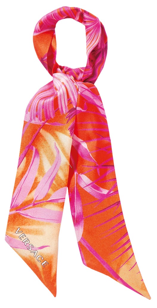 Pañuelo de seda, de Versace (130 €).