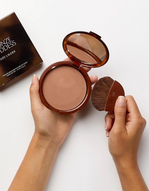 Los polvos bronceadores son para el verano. Y en Asos hemos encontrado los  Bronze Goddess de Estée Lauder  (46,50 euros), que unifican el rostro, lo suavizan y combate los brillos.