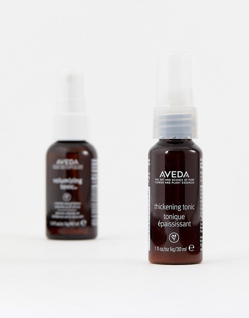 Completa tu rutina capilar con este  tónico voluminizador de Aveda  formulado con trigo, grosella de la India y maíz. Sin parebenos. Aplica de raíz a puntas y observa cómo se transforma el pelo. (9 euros).