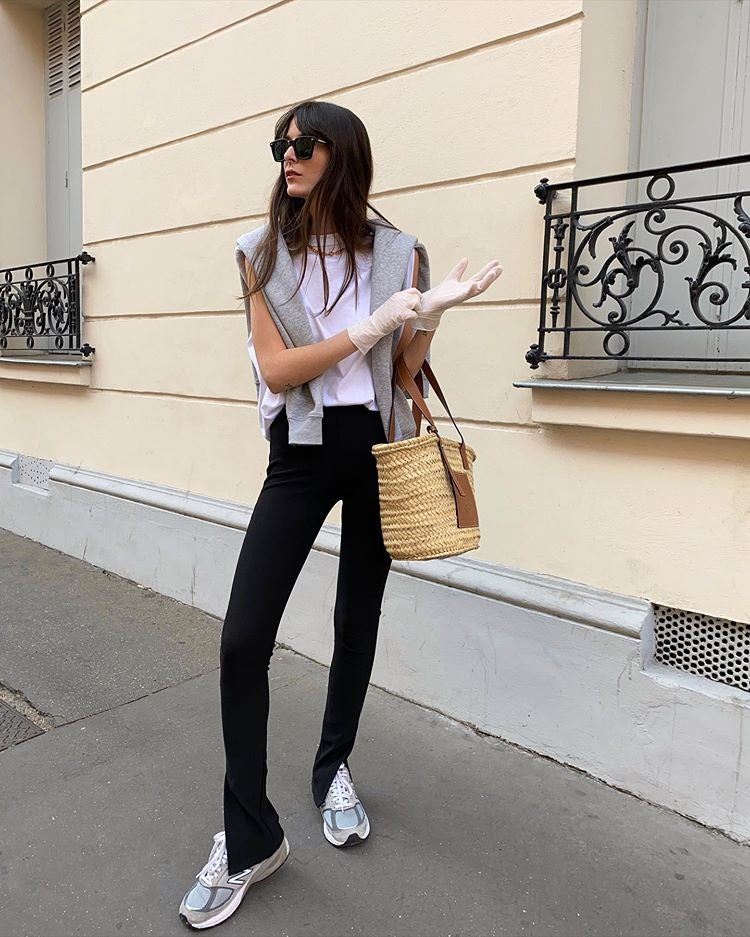 Ya es hora de sacar de la casilla deportiva a los leggings con diseños como este con aberturas en el bajo. La influencer francesa no se los quita y los combina tanto con deportivas como con mocasines o sandalias. Elige una camiseta blanca ¡y atención! un bolso de rafia con el que elevar este look básico a otro nivel.
