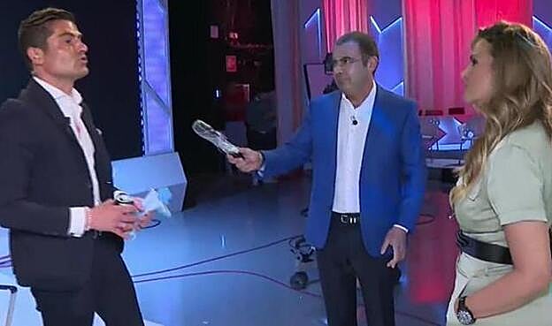 Galería. Jorge Javier Vázquez media en ese cara a cara entre Alfonso Merlos y Marta López. Pincha sobre la foto para ver el antes y el después de los presentadores y colaboradores de 'Sálvame'.