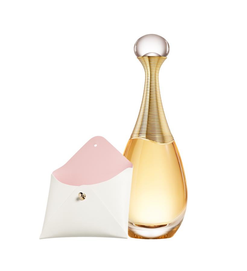 La esencia de ylang-ylang se mezcla con notas florales afrutadas, esencia de rosa damascena de Turquía, jazmín grandiflorum de Grasse y jazmín sambac de la India para componer un perfume con una personalidad sensual y voluptuosa. Viene con un tarjetero de regalo y también puedes incluir una tarjeta personalizada con el mensaje que tú prefieras a través de la web.  J’Adore de Dior  (68,95 €)