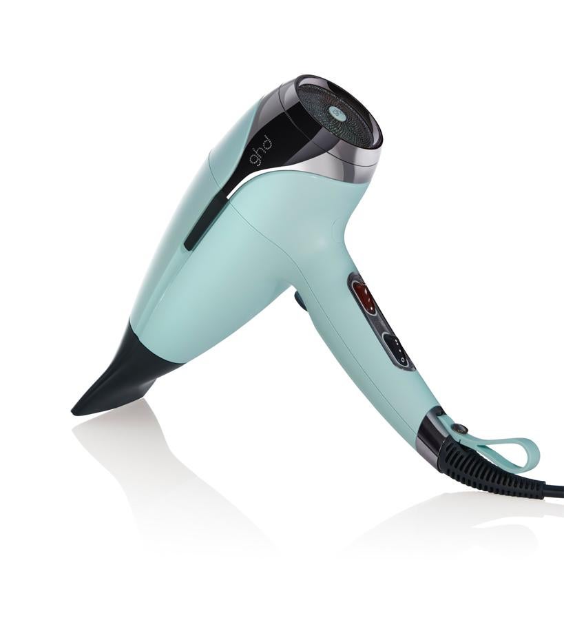 Más ligero y potente, está disponible en color blanco, burdeos, azul marino, negro o en edición limitada, verde menta. La marca regala con su compra un cepillo redondo para conseguir el brushing perfecto.  Secador de pelo Helios de Ghd  (169 €).