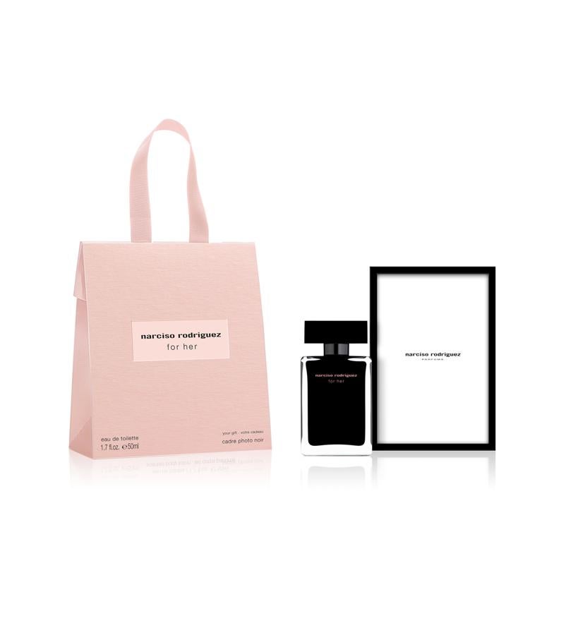 El mítico perfume de la casa, donde el almizcle está realzado por rosas, pulpa de durazno y ámbar suave, viene dentro de una bolsa exclusiva y acompañada de un marco de fotos japonés de regalo. Además, puedes añadir en el envío de una tarjeta personalizada con el mensaje que tú prefieras.  For Her de Narciso Rodriguez  (50,95 €).