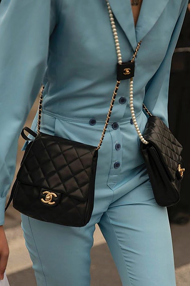 La estrategia del doble bolso nos seduce, sobre todo, en esta versión de Loewe.
