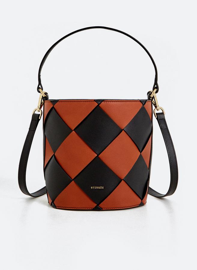 Bolso con forma de cubo con trenzado en negro y marrón, de los Special Prices de Uterqüe (125,30 euros).