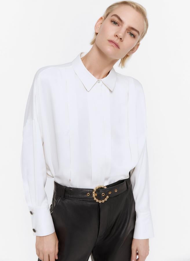 Camisa blanca con pliegues y doble botonadura en los puños, de los Special Prices de Uterqüe (55,30 euros).