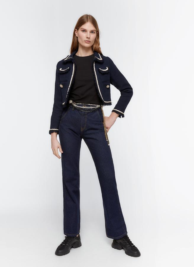 Chaqueta cropped de tweed en azul marino, de los Special Prices de Uterqüe (111,30 euros).