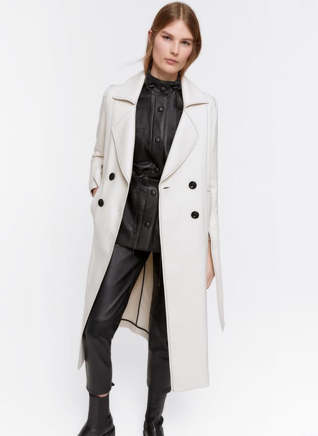 Gabardina blanca con detalle de pespuntes a la vista, de los Special Prices de Uterqüe (139,30 euros).