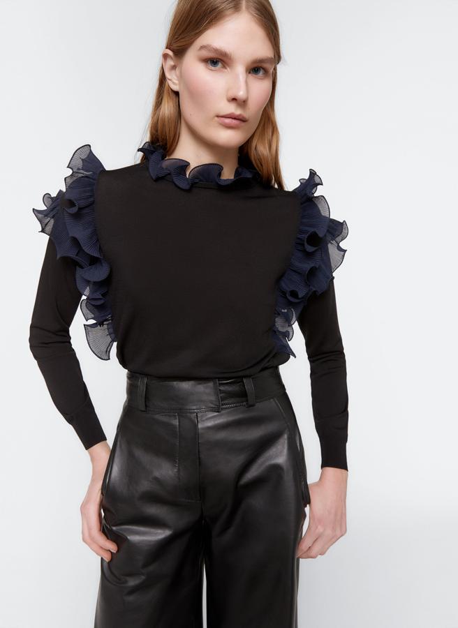 Jersey negro con volantes ondulados, de los Special Prices de Uterqüe (62,30 euros).