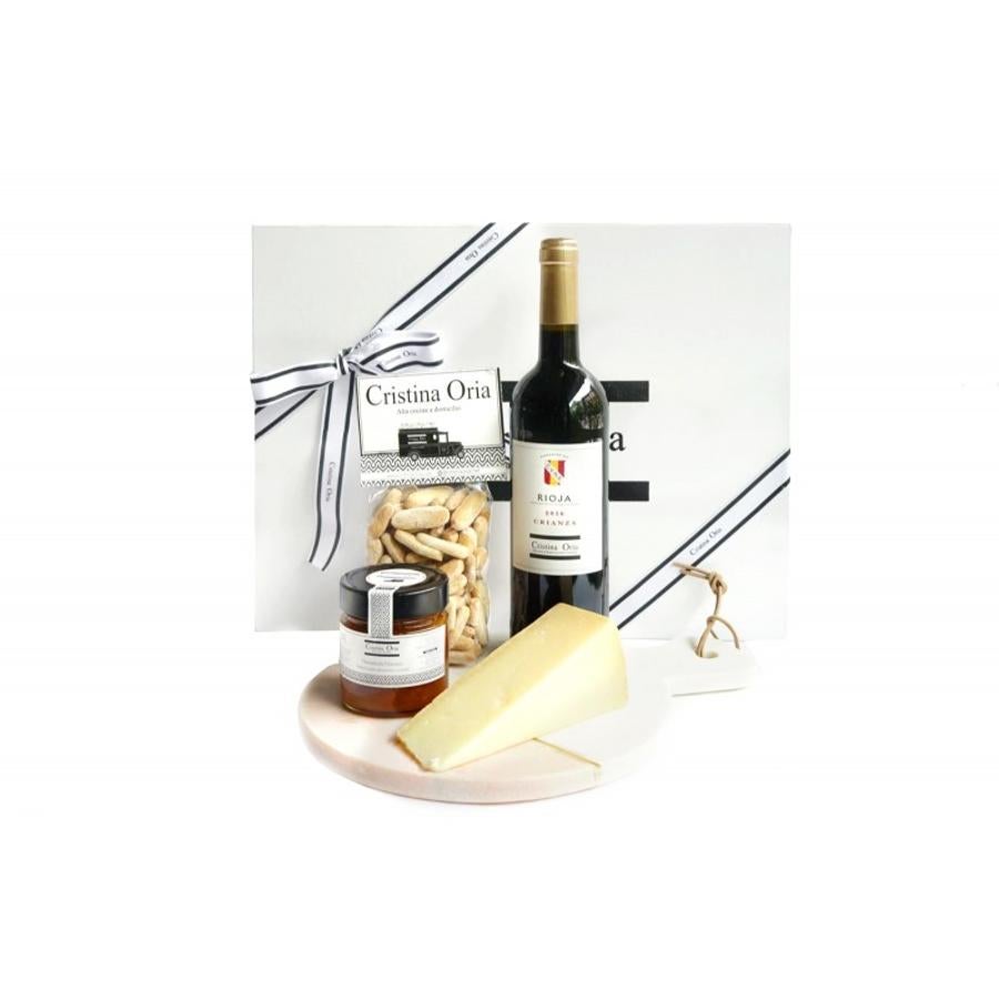 No hay mejor picoteo que un buen vino y un queso que quite los sentidos. Porque tu madre se lo merece todo... ¡Ideal para las progenitoras más foodies! Este pack de Cristina Oria está disponible en su web y contiene: Tabla redonda de marmol en dos colores con raya de latón y cuerda de cueroQueso Gran VintageVino CuneMermelada artesanalPicos rústicos