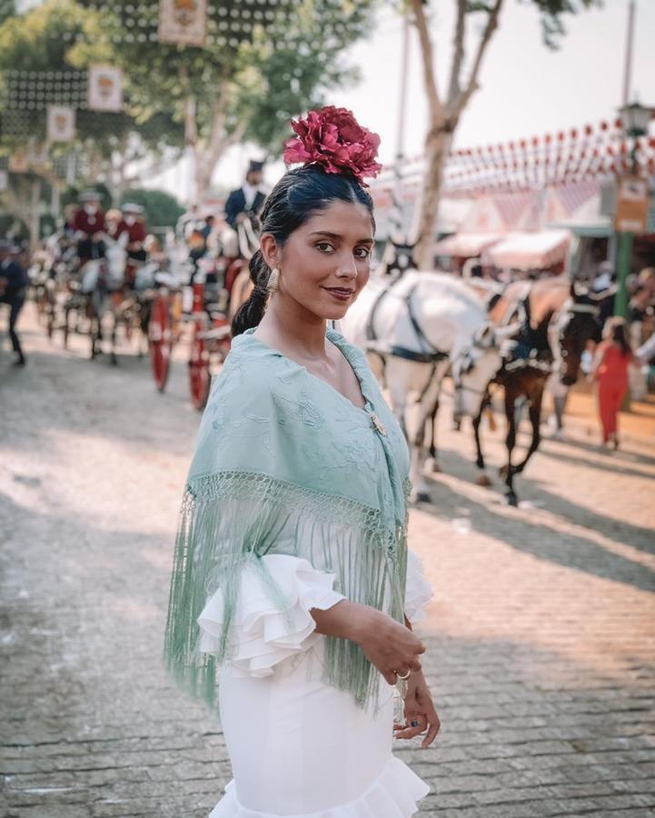 María García de Jaime de blanco y aguamarina.