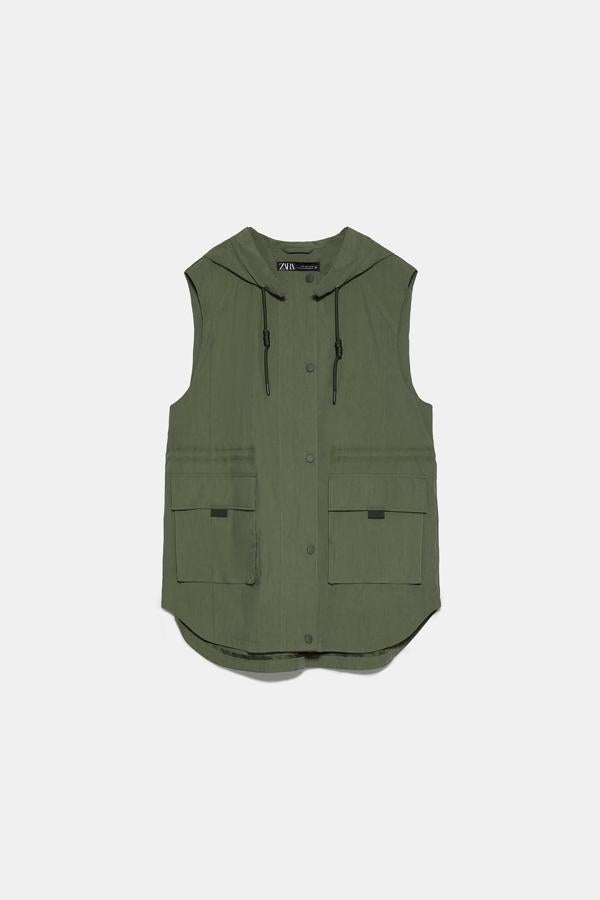 Amplio de cuello con cintura interior ajustable, este chaleco con capucha de Zara nos parece ideal para un paseo vespertino. Sin mangas y en color caqui, pertenece a la colección sostenible de Inditex y tiene el cierre frontal con botones a presión. Cuesta 39,95 euros y está disponible entre las tallas XS y L.