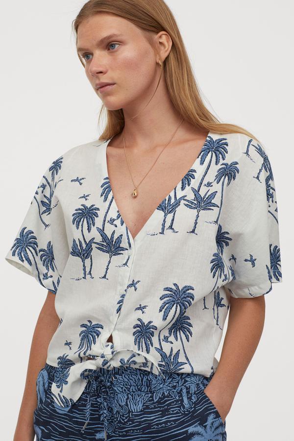 Blusa de manga corta de lino, con nudo ajustable en la cintura, de Desmond & Dempsey para H&M (19,99 euros).