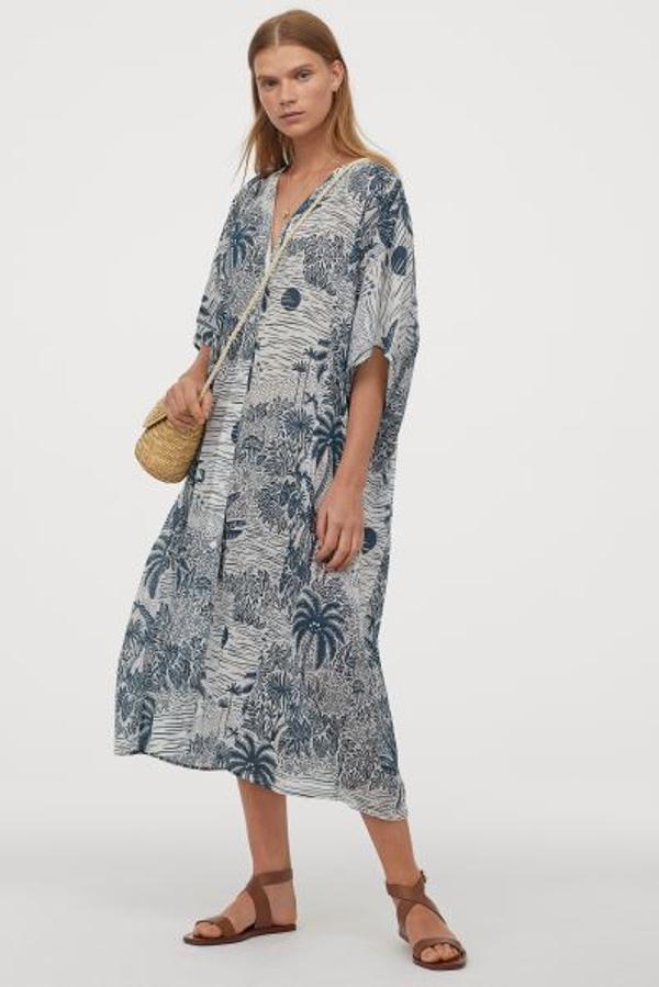 Vestido caftán con estampado de paisaje, de la colección Desmond & Dempsey para H&M (29,99 euros).