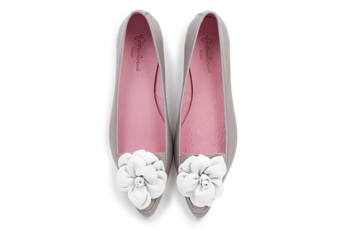 Si tu madre es muy fan de lazos y flores a la hora de vestir, estas bailarinas con una camelia de piel serán sus favoritas de la pirmavera. ¡No se las va a quitar! Son de la firma Frambua.