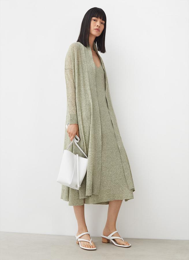 No necesita prendas con grandes excesos, a ella le gusta lo sencillo y si es de una firma de toda la vida, mejor. Por eso acertarás con este conjunto de punto en verde musgo de Adolfo Domínguez.