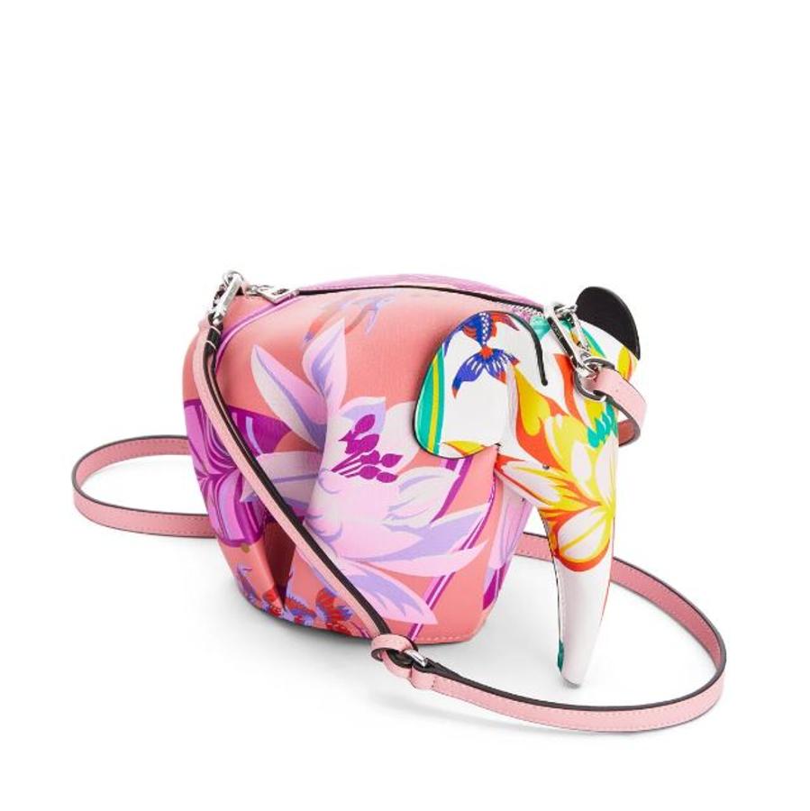 El famoso bolsito de elefante de Loewe llega a la colección cápsula Paula's Ibiza con su estampado de nenúfares en piel. Además, este bolso está incluido en un programa de donativos de la firma española: por cada producto vendido entre abril y agosto de 2020, se donarán 40 euros a proyectos educativos para niños afectados por el virus COVID-19.