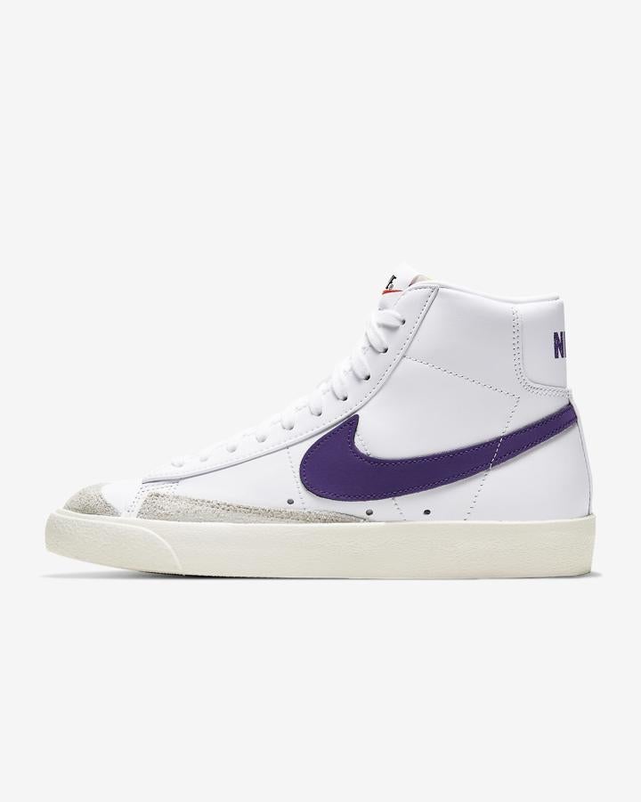 Ella siempre va con zapatillas porque no para ni un segundo, ¡incluso en casa! Si quieres que vaya cómoda pero con el toque de moda perfecto, estas zapatillas abotinadas de Nike son el regalo perfecto. Se trata del modelo Nike Blazer Mid '77 y date prisa porque se están agotando.