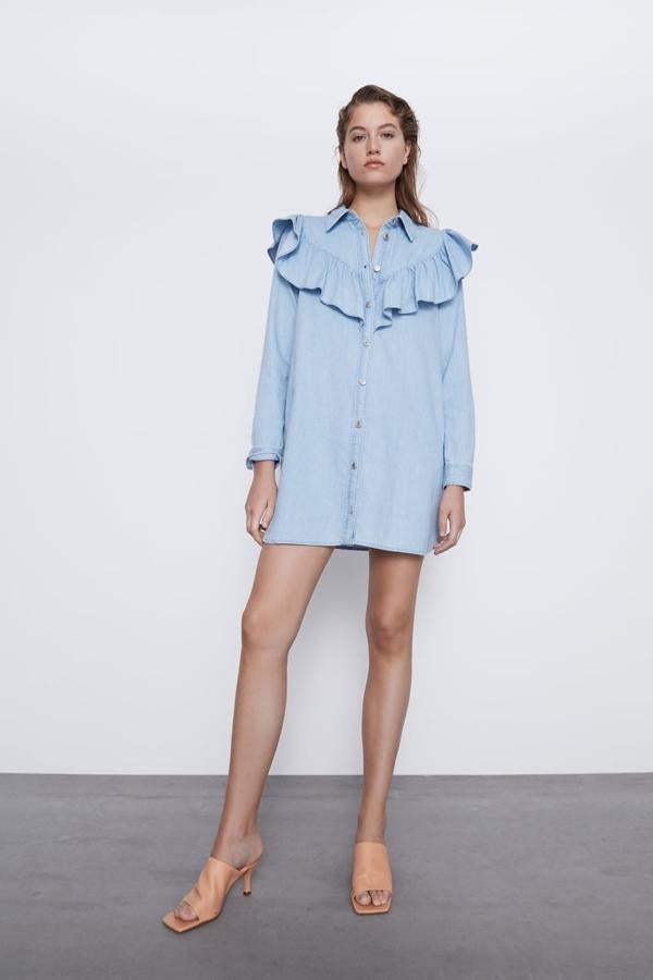 Hasta en vestido camisero denim, de Zara (15,99 euros).