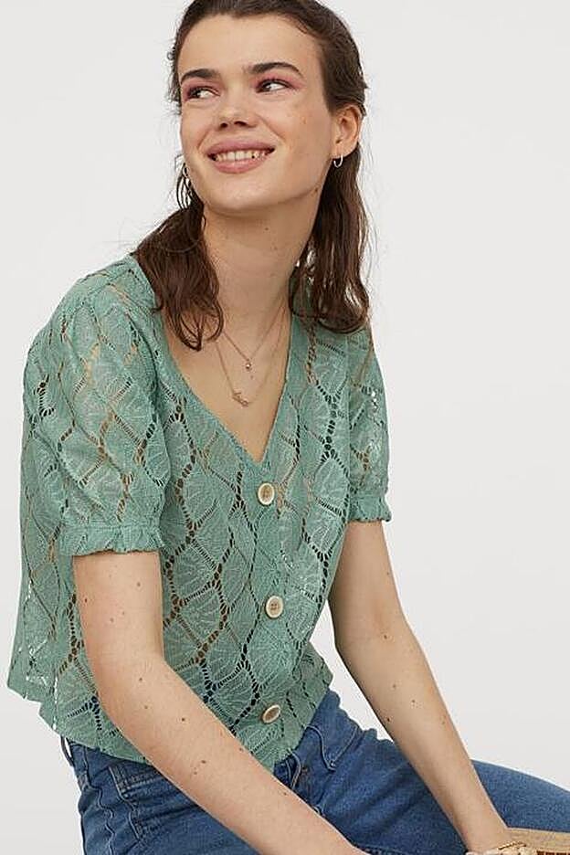 Fantástico top de encaje y delicados calados, en color verde menta de H&M.