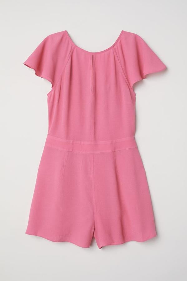 En tejido crepé, con abertura delantera y mangas cortas con volantes, este mono corto de H&M tiene escote de pico en la espalda. De 39,99 euros ha pasado a costar 17,99 euros y está disponible en las tallas 34, 36 y 38, aunque en la primera y la última quedan pocos.