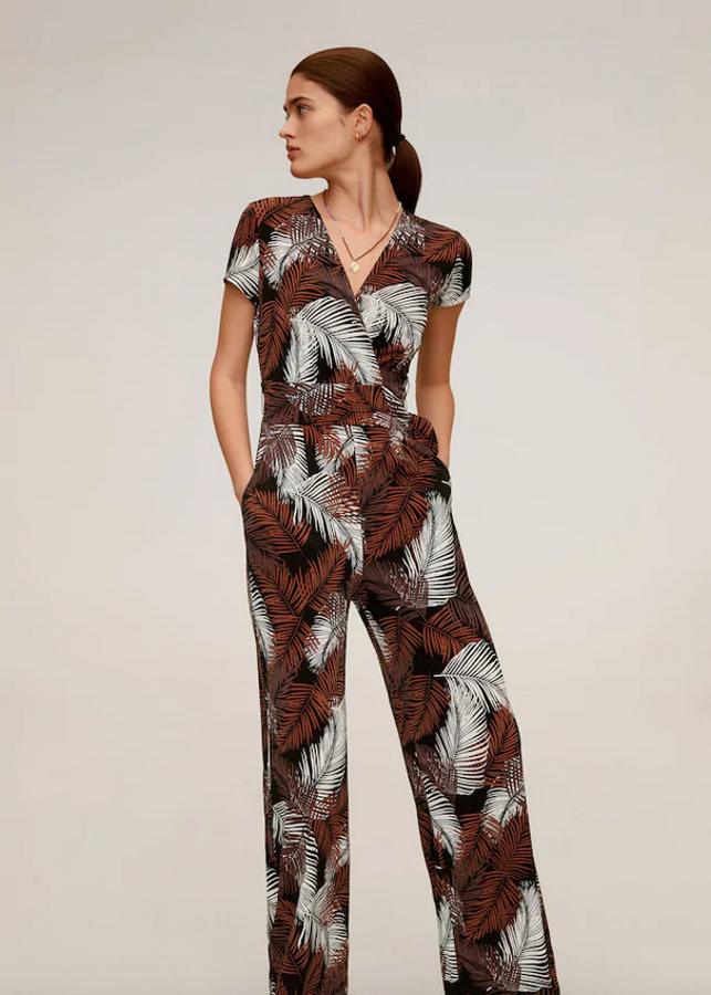 Diseño largo y recto para este mono de Mango con estampado tropical en tonos marrones, blancos y negros. Con escote de pico cruzado y cinturón ajustable, costaba 29,99 euros y ahora podemos comprarlo por 22,99 euros. Está disponible en las tallas S, M y L.