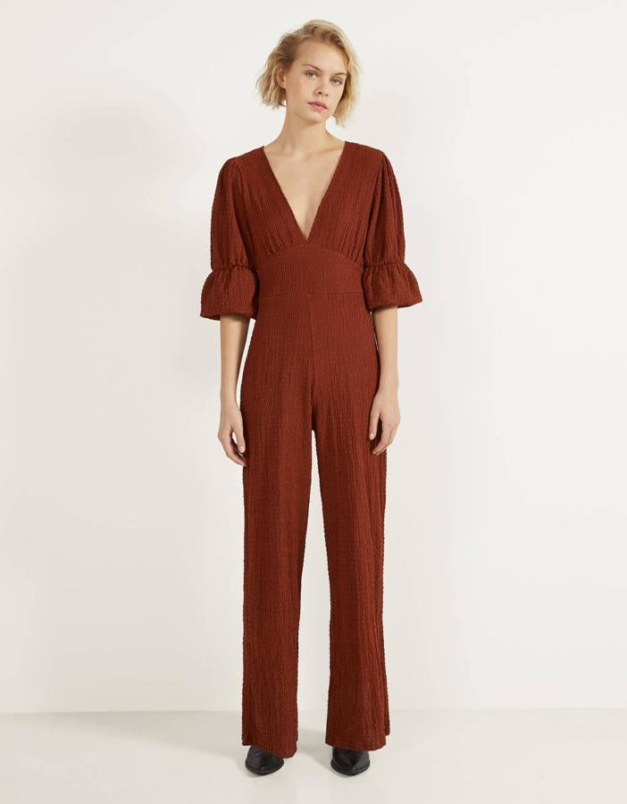 Con escote de pico y manga abullonada, este mono de Bershka es una de las propuestas más elegantes de la selección. Tiene la cintura elástica y la pierna ancha, y de 25,99 euros ha pasado a costar 12,99 euros. Está disponible entre las tallas XS y L.