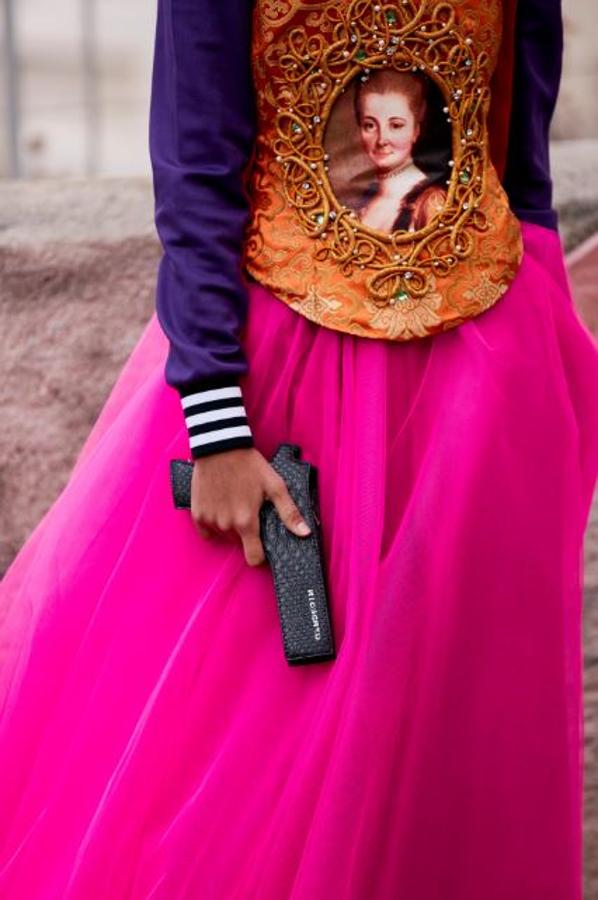 Bolso mini de mano con forma de pistola.